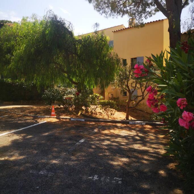 T 2 A 5 Mn A Pied De La Mer Sanary-sur-Mer Exterior photo